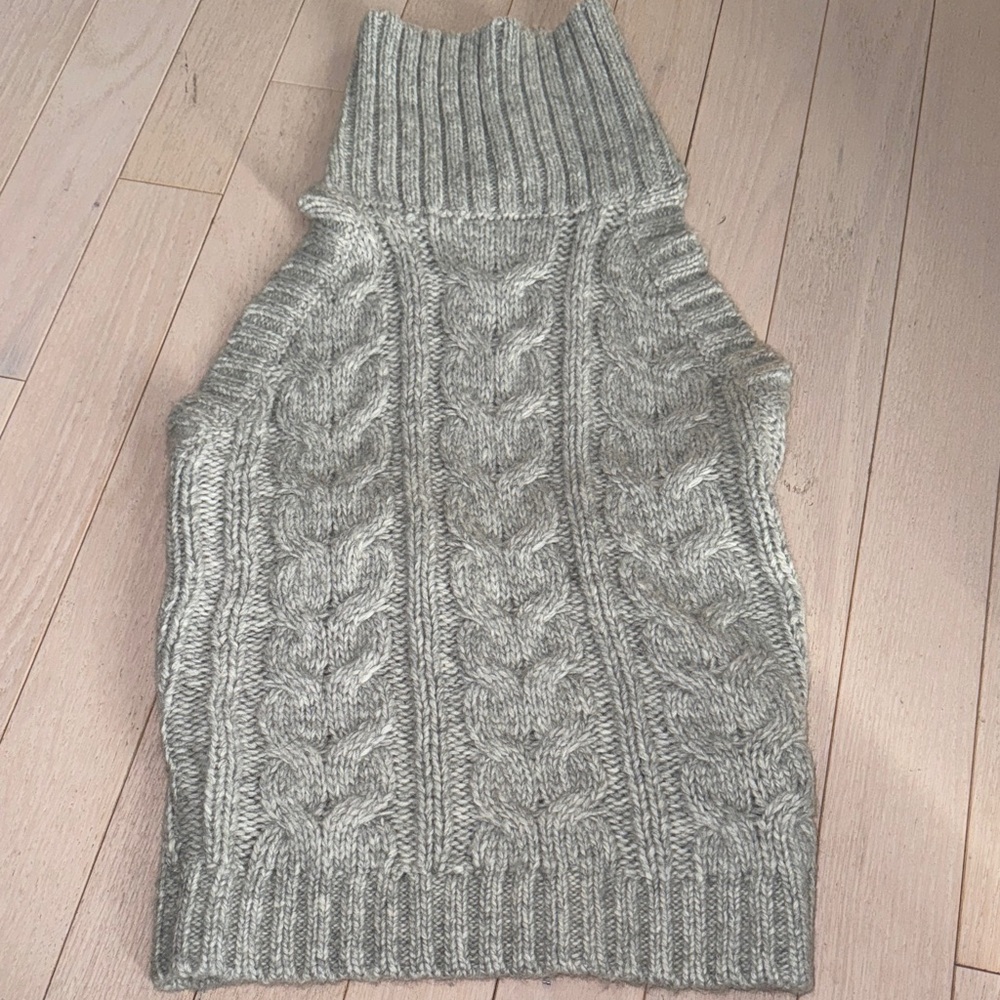 Dynamite Women's Cable Knit Sleeveless Turtleneck Sweater - Gray